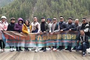 順捷旅行社考察團在九寨溝旅遊景點合影。