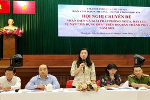 市越南祖國陣線委員會副主席趙麗慶（中）在會上發言。（圖源：市黨部新聞網）