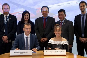 越捷航空公司總經理阮氏芳草（前排右）與空巴集團董事長兼總經理Guillaume Faury簽訂合同。（圖源：Airbus）