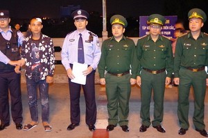 我國邊防部隊向中方出入境邊防檢查站移交一名在北侖河遇險獲救的中國公民。（圖源：VOV）