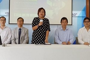 市高新技術園區管委會代主任黎碧鸞（中）在新聞發佈會上發言。（圖源：秋霞）