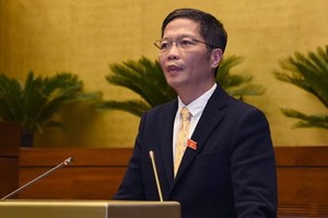 工商部長陳俊英會上答詢。