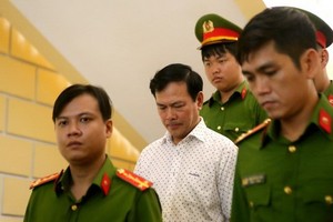 法院判刑後，法警把阮友靈押出法庭送往監獄服刑。（圖源：誠鐘）