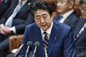 日本首相安倍晉三在眾院委員會就兩名閣僚辭職道歉。（圖源：共同社）