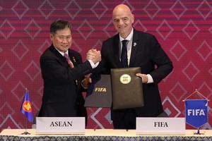 東盟秘書長林玉輝和國際足聯主席因凡蒂諾簽署諒解備忘錄。（圖源：互聯網）