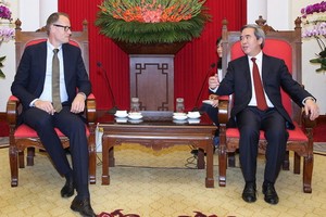 中央經濟部長阮文平（右）接見丹麥氣候、能源與技術基礎設施事務部常務國務卿莫滕‧百克。（圖源：越通社）