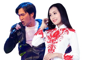 華人歌星畢寶藤（左）與孟紅兒合唱。