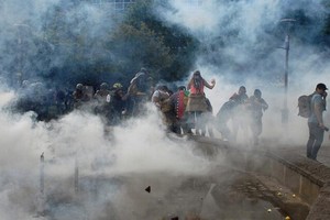 智利首都聖地亞哥上月14日開始出現一系列針對公交系統票價上漲的抗議活動，暴力衝突至今依然未出現減緩跡象。 （圖源：路透社）