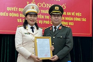 阮氏春大校（左）從阮玉英中將手中接過人事委任《決定》。（圖源：越通社）