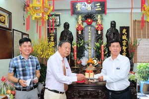 曾文良(右)將會印轉交給曾廣泳。