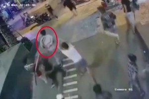 黑幫老大“大道”君（紅圈）慘遭另一團夥埋伏圍毆追砍。（圖源：監控視頻截圖）