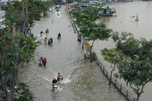 每逢潮汛高漲時第七郡陳春纂街上的路與河界線難以辨別了。