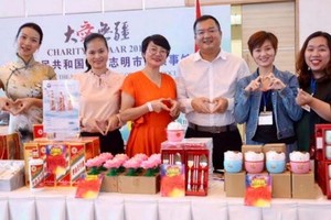 中國駐本市總領館外交官員和志願者參加義賣活動。