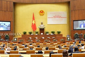 黨十二屆十一中全會結果通知簡報會議場景。（圖源：Quochoi.vn）