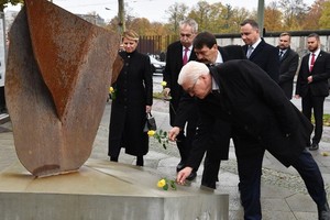 德國外長斯泰因邁爾（前）與多國領袖獻花。（圖源：AFP）
