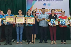 郡委民運科副主任湯偉豪(右四)向孝順子弟模範頒獎。