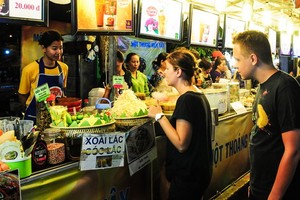 去年各國美食聯歡節吸引國際遊客參觀。