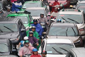 途經平盛郡的丁部嶺街的車輛排長龍，緩慢行駛。（圖源：互聯網）