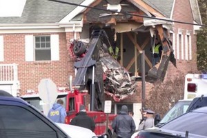 兩青年駕駛跑車失控， 飛進路邊建築二樓雙雙殞命。（圖源：互聯網）