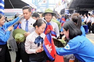 胡志明共青團中央書記、越南青年國家委員會常務副主任阮玉良與500多名青年出席日本丸船歡迎儀式。（圖源：國清）