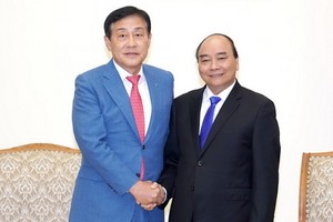 政府總理阮春福（右）接見韓國韓亞金融集團董事長金正大。（圖源：VGP）