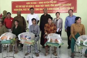 慈善救濟團向當地貧窮戶派發禮物。