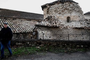 法國東南部地震發生後，當地一座教堂塔樓坍塌。（圖源：互聯網）