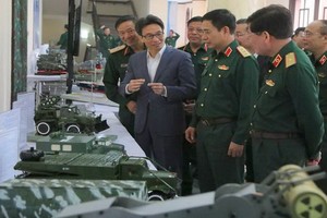 政府副總理武德膽（左二）和代表們參觀國防部的科研產品。（圖源：前鋒）
