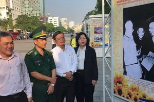 各代表在觀展。（圖源：互聯網）