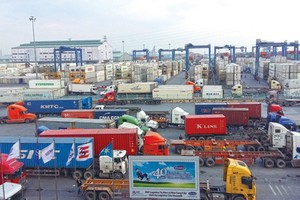 桔萊港口內大量貨物積壓。（圖源：互聯網）
