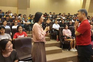 大學生與大發餅家總經理許玉林（右）交流。