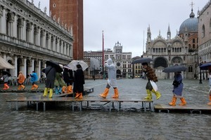 洪水淹沒聖馬可廣場，民眾涉水出行。（圖源：路透社）