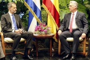 西班牙國王費利佩六世（左）與古巴國家主席迪亞斯-卡內爾在哈瓦那舉行會談。（圖源：AP）