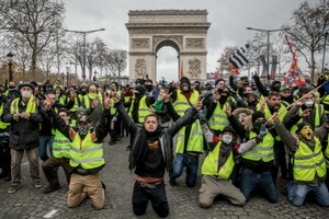 圖為“黃背心”在凱旋門前示威。（圖源：互聯網）