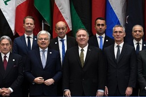 蓬佩奧（前排中）促請歐洲各國將本國IS武裝份子接回國審判。（圖源：AP）