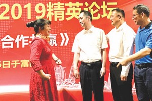 吳駿總領事(左二)與出席論壇的中資企業交流。