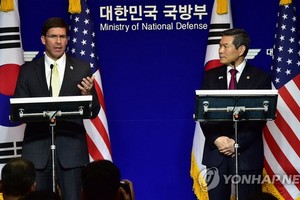 韓防長鄭景斗（右）和美防長埃斯珀會見記者。（圖源：韓聯社）