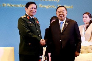 國防部部長吳春歷大將（左）會見泰國副總理巴逸。（圖源：VOV）