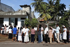 斯里蘭卡11月16日舉行總統大選。圖為當地民眾排隊投票選舉。（圖源：AP）