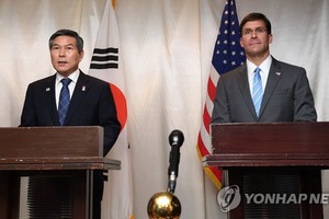 11月17日，在泰國曼谷，韓國國防部長官鄭景斗與美國國防部長馬克·埃斯珀共同會見記者介紹雙邊會談結果。 （圖源：韓聯社）