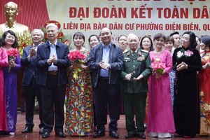 政府總理阮春福與各代表歡聚一堂高歌。（圖源：越通社）