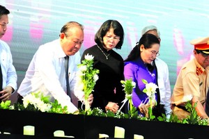 各領導敬獻鮮花緬懷交通事故受害者。