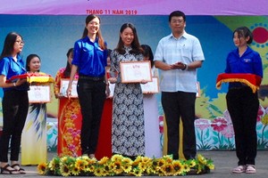 郡委民運處副主任湯偉豪（右二）祝賀“年輕教員模範”莫宛心。