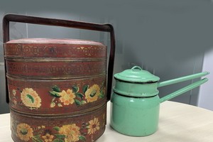 李婆婆贈送的華人婚禮古老全盒和燉蒸器皿。