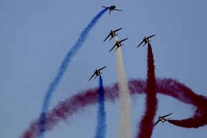 飛行表演隊在空中表演特技。（圖源：互聯網）