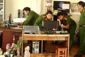 警方對犯罪嫌疑人的辦公室進行搜查犯罪證據。（圖源：廷詩）