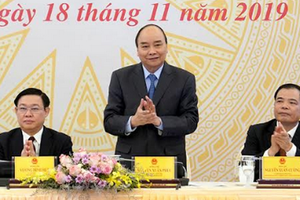 政府總理阮春福（中）在會議上致詞。（圖源：VGP）