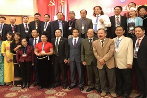 政府副總理武德膽(前排右五)與文藝工作者合影。