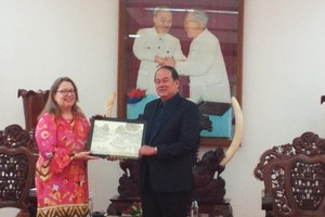 安江省人委會主席阮清平（右）向美國駐本市總領事Marie C.Damour贈送紀念品。（圖源：雙舒）