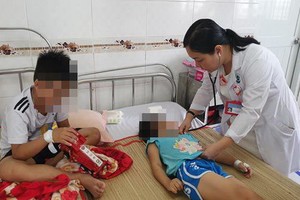 醫生在為其中一名病童檢查病況。